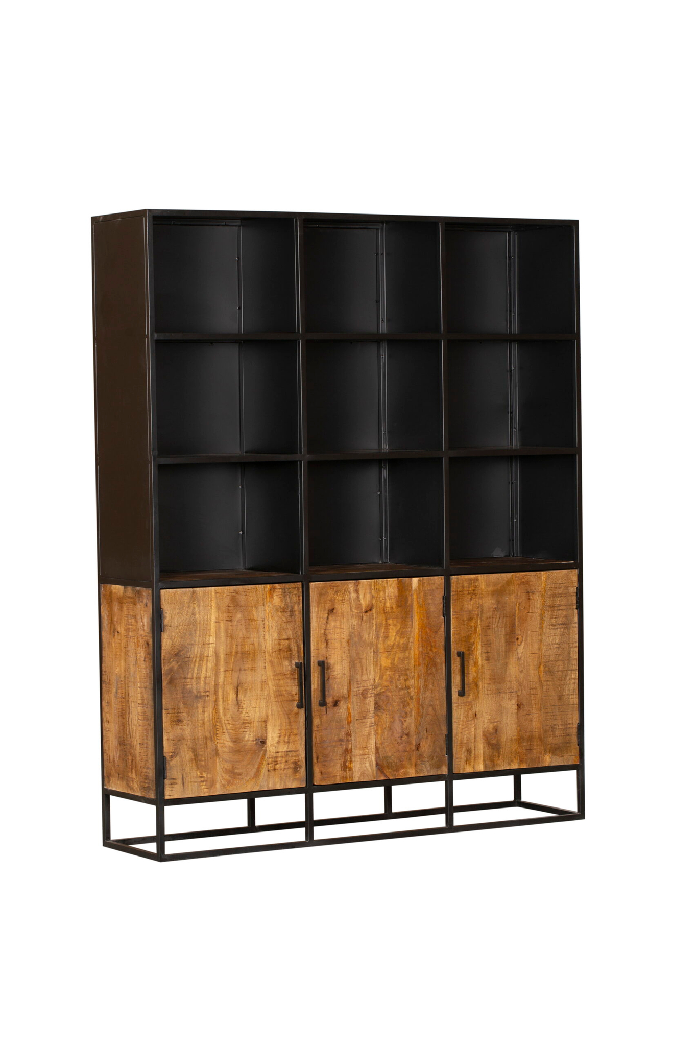 De Boekenkast Oakland XXL | 160 cm heeft een hoog zwart metalen frame, negen open bovenste planken en vier onderste houten kastdeuren met metalen handgrepen. Het hout heeft een natuurlijke rustieke afwerking.