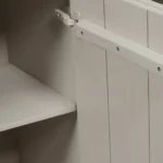 Zijaanzicht van de Workliving Nora Mesh Zwart Regain Bureaustoel, met ergonomisch NEN1335 ontwerp, zwart gaas met armleuningen, gedempte zitting, hoge rugleuning en vijf zwenkwielen op een stervormig onderstel tegen een witte achtergrond.