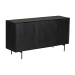 Een modern kantoor met de Workliving Zuidas Comfort Special Edition Groen ergonomische stoel (NEN 1335), een wit bureau, laptop, lamp, notitieblok en koffiemok. Grote ramen laten nog een tafel, stoelen en een groene plant op de achtergrond zien.