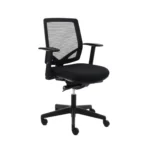 Het Workliving Huiswerk Mesh - Bureaustoel Ergonomisch Design (N)EN 1335 is een zwarte ergonomische bureaustoel met netrugleuning, gevoerde zitting, verstelbare armleuningen en een onderstel met vijf wielen, schuin afgebeeld op een witte achtergrond.