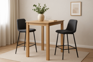 Een minimalistische eethoek met een lichthouten vierkante bartafel, twee zwarte stoelen met kussens en metalen poten, een beige vloerkleed, een vaas met groene bladeren en een ingelijst abstract kunstwerk op een lichtgekleurde muur.