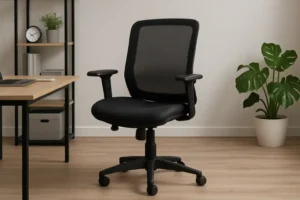 Een zwarte bureaustoel van gaas met armleuningen op wieltjes staat in een modern, minimalistisch kantoor-op letten bij het kopen van een bureaustoel zijn comfort en verstelbaarheid, zoals te zien bij het gekozen model met houten bureau, plant en klok.