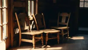 oude houten stoelen
