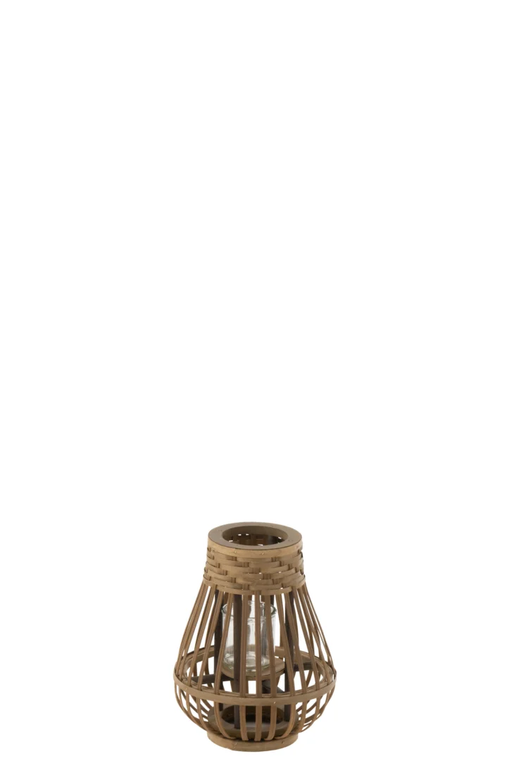 De Kaarsenhouder Orkaan Boreas Bamboe Natuurlijk Klein is een kleine, ronde bruine bamboelantaarn met een opengeweven ontwerp en een glazen binnenhouder, afgebeeld tegen een effen witte achtergrond.