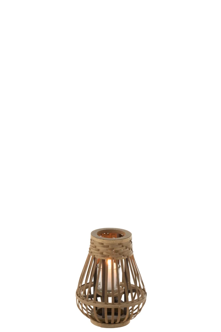 De Kaarsenhouder Orkaan Boreas Bamboe Natuurlijk Klein is een kleine, ronde bamboelantaarn met een open lattenontwerp en een brandende kaars erin, tegen een effen witte achtergrond.