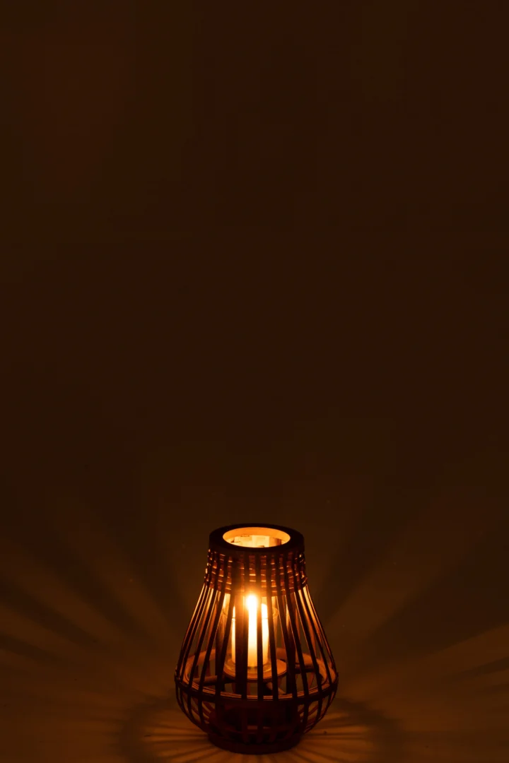 De Kaarsenhouder Orkaan Boreas Bamboe Natuurlijk Klein werpt een warme, zachte gloed en subtiele schaduwen door het opengewerkte ontwerp en creëert een gezellige en rustige sfeer in elke donkere ruimte.