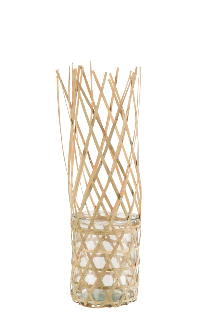 Theelichthouder Verstrengeld Bamboe Glas Groot heeft een heldere glazen pot in een decoratieve, open geweven natuurlijke bamboehouder met een kriskras ontwerp, afgebeeld op een effen witte achtergrond.
