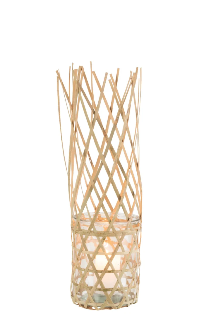 Theelichthouder Verstrengeld Bamboe Glas Groot: een grote glazen kandelaar met een brandende kaars erin, gevat in een opengewerkte bamboe roosterhoes, afgebeeld tegen een effen witte achtergrond.