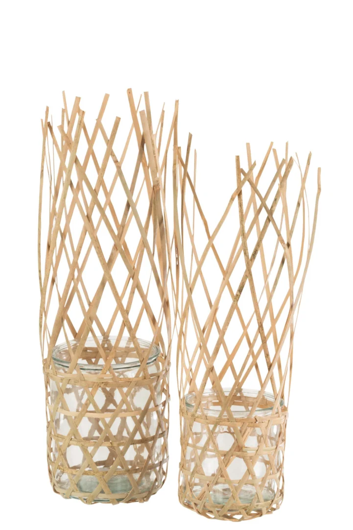 Theelichthouder Verstrengeld Bamboe Glas Groot heeft twee glazen potten in lichtbruine, kriskras door elkaar staande bamboehouders met een hoge, decoratieve uitstraling, tegen een witte achtergrond.