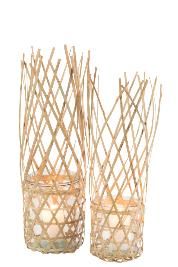 Twee Theelichthouder Verstrengeld Bamboe Glas Groot kandelaars met witte kaarsen erin, elk gewikkeld in een decoratief kriskras bamboe raster, staan naast elkaar tegen een witte achtergrond.
