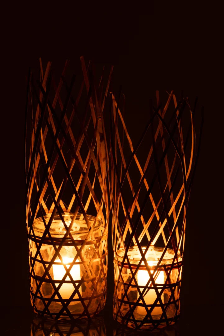 De Theelichthouder Verstrengeld Bamboe Glas Groot is een glazen kandelaar met een ingewikkeld geweven bamboe deksel. De warme gloed schijnt door het kriskraspatroon en creëert een gezellige en decoratieve sfeer.