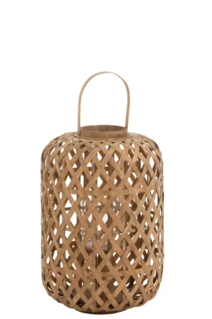 De Kaarsenhouder Lantaarn Tuin Bamboe Klein is een kleine cilindervormige lantaarn van lichtbruin geweven bamboe, met een handvat aan de bovenkant en een glazen kaarsenhouder aan de binnenkant.