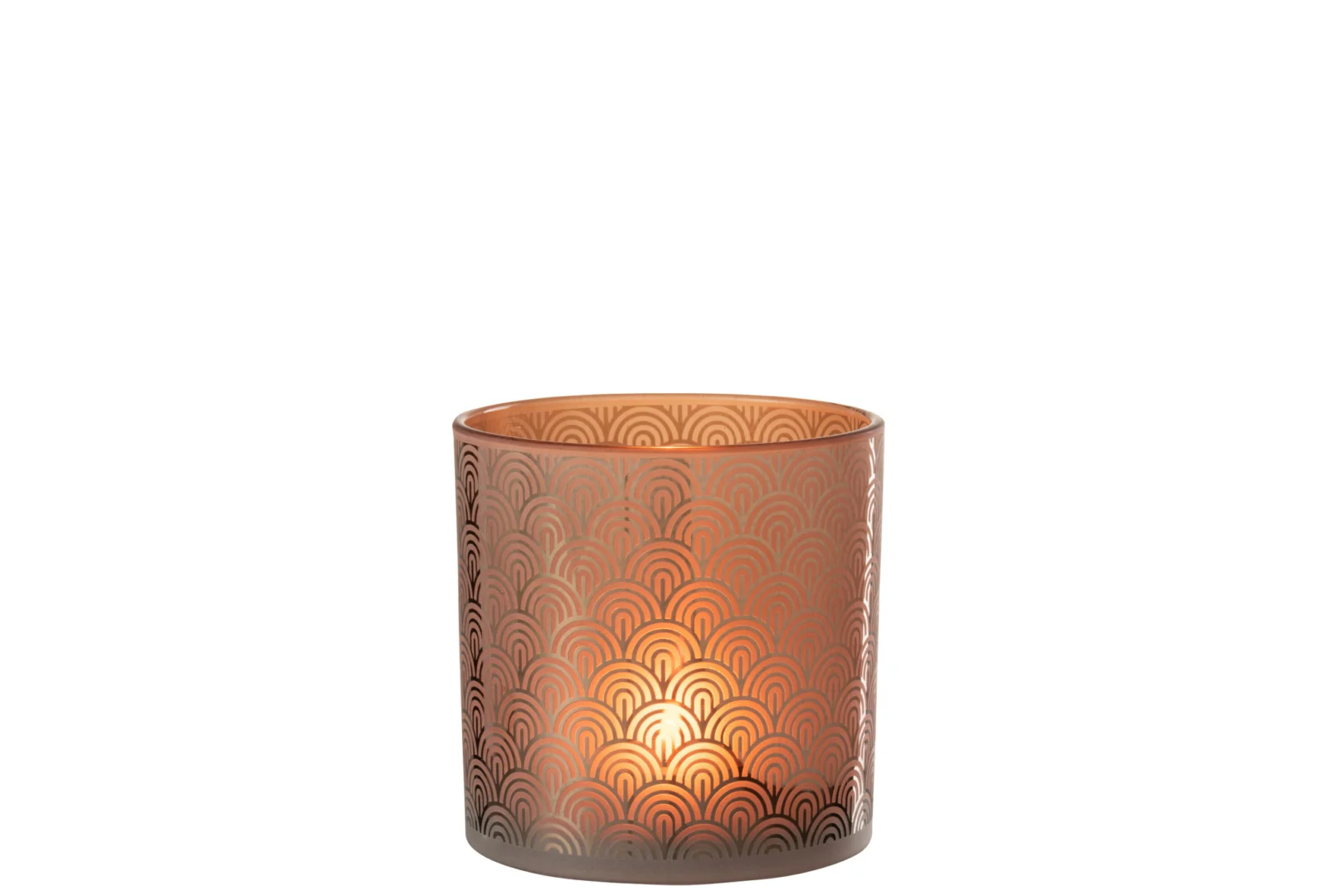 De Kaarsenhouder Orkaan Arc Glas Oranje Groot heeft een brandende kaars in een glazen houder met een geschulpt patroon. De warme vlam schijnt door het ingewikkelde, doorschijnende oranje glas en benadrukt het elegante ontwerp.