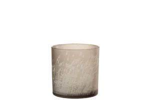 De Kaarsenhouder Orkaan Gras Glas Beige Groot is een matglazen beker in taupe, met een wit geëtst graspatroon bij de bodem op een effen witte achtergrond.