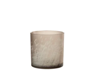 De Kaarsenhouder Orkaan Gras Glas Beige Groot is een matglazen beker in taupe, met een wit geëtst graspatroon bij de bodem op een effen witte achtergrond.