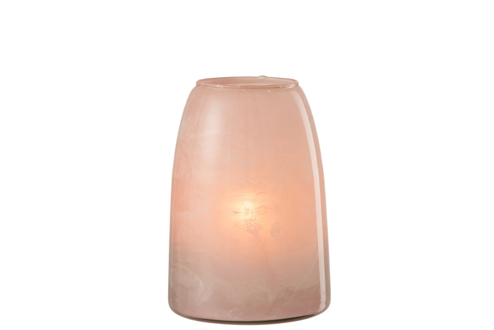 De Theelichthouder Rosa Glas Roze Groot heeft een zachtroze, gemarmerd glazen ontwerp. Deze cilindrische houder heeft een zacht afgeronde bovenkant en straalt een warme gloed uit, prachtig gefotografeerd tegen een effen witte achtergrond.
