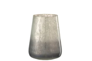 De Kaarsenhouder Orkaan Melkglas Grijs Groot is een hoge, taps toelopende glazen vaas met een gespikkeld grijs en zilver gevlekt patroon op een effen witte achtergrond.