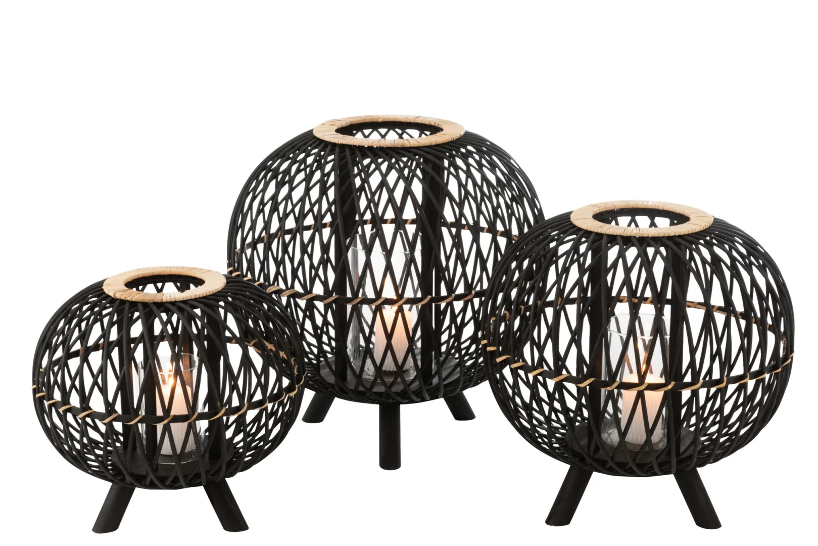 De Kaarsenhouder Bamboe Zwart Natuurlijk Groot is een zwart geweven bamboelantaarn met een glazen kaarshouder erin, rustend op drie korte pootjes. De warme gloed van de cilindervormige kaars creëert een gezellige sfeer. Verschillende maten verkrijgbaar.