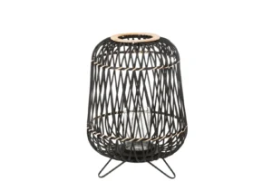 De Kaarsenhouder Bamboe Zwart Natuurlijk Medium is een zwarte draadlantaarn met een afgerond opengewerkte vorm, houten accenten, een glazen inzet en staat op een driepoot.