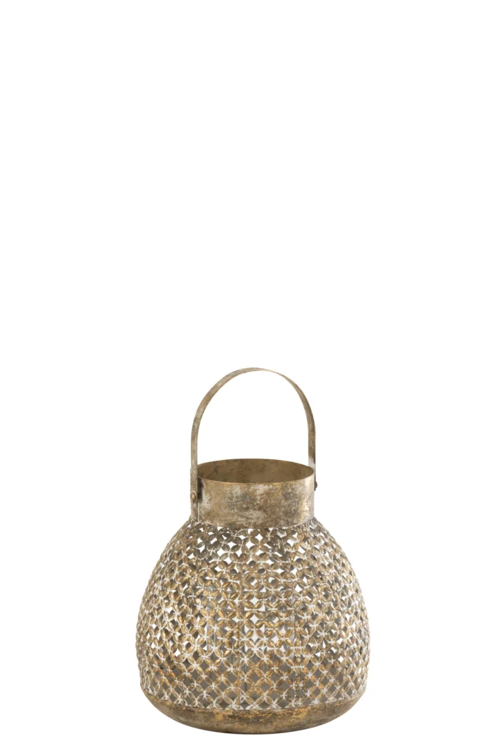 De Kaarsenhouder Lantaarn Bloem Metaal Goud Groot heeft een ronde basis, een ingewikkeld rasterdesign, een gebogen bovengreep en een rustieke verweerde gouden afwerking voor een decoratieve touch.