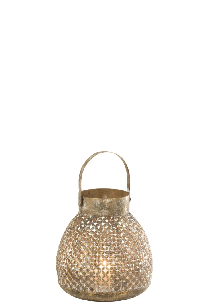 De Kaarsenhouder Lantaarn Bloem Metaal Goud Groot heeft een decoratief metalen ontwerp met een ronde basis, een ingewikkeld geperforeerd patroon en een gebogen handvat, dat een warme gloed uitstraalt tegen een witte achtergrond.