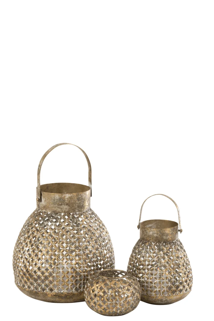 De Kaarsenhouder Lantaarn Bloem Metaal Goud Groot, een metalen lantaarn met een rasterdesign, een afgerond lichaam en een handvat, wordt getoond tegen een witte achtergrond.