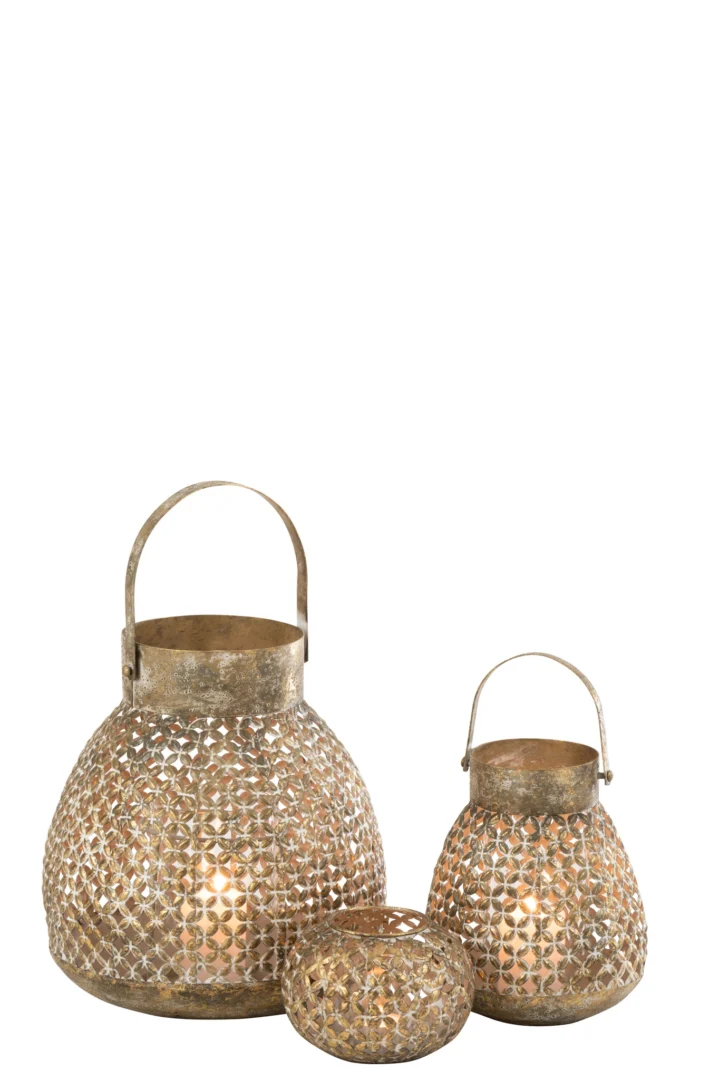 De Kaarsenhouder Lantaarn Bloem Metaal Goud Groot is een grote metalen lantaarn met een ingewikkeld uitgesneden bloemenpatroon, een handvat en warm gloeiend licht binnenin dat het decoratieve rustieke ontwerp versterkt. Weergegeven op een witte achtergrond.