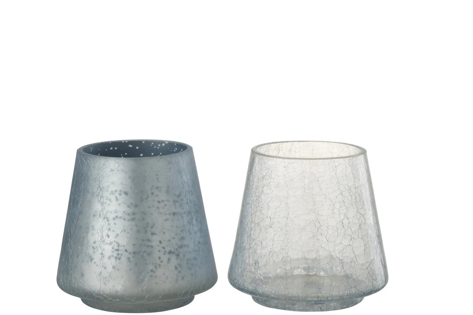 De Kaarsenhouder Orkaan Conic Craquelure Blauw Medium Set 2 bestaat uit twee glazen kandelaars: een gematteerde blauwe met een gespikkelde afwerking en een heldere met een craquelépatroon, beide afgebeeld tegen een witte achtergrond.
