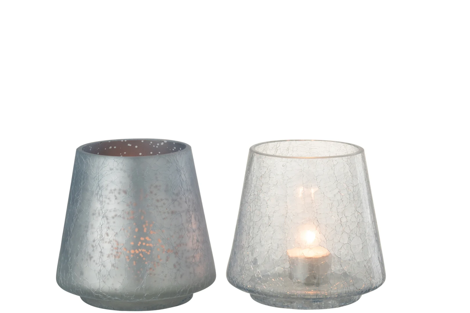 De Kaarsenhouder Orkaan Conic Craquelure Blauw Medium Set 2 bestaat uit twee glazen kandelaars met een gebarsten textuur - een heldere met een brandend waxinelichtje en een zilveren, beide weergegeven op een witte achtergrond.