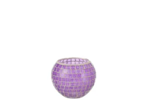 Theelichthouder Mozaïek Rond Glas Paars Groot is een ronde votiefkandelaar gemaakt van kleine, vierkante, paarse glazen tegeltjes in een mozaïekpatroon, afgebeeld op een effen witte achtergrond.