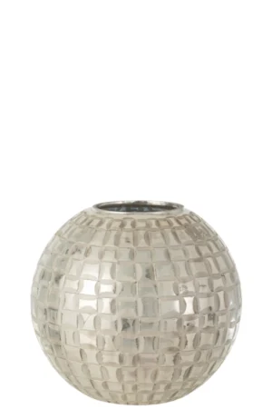 De Theelichthouder Alara Glas Grijs Groot is een ronde, zilverkleurige mozaïekvaas met reflecterende rechthoekige tegeltjes in een rasterpatroon, met een kleine ronde opening aan de bovenkant en een gladde, glanzende afwerking.