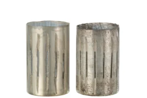 Theelichthouder Streep Glas Blauw Groot Set 2: een paar cilindervormige kandelaars van blauw glas met verticale geëtste lijnen en een metallic, verweerde afwerking, de ene iets glanzender en lichter dan de andere.
