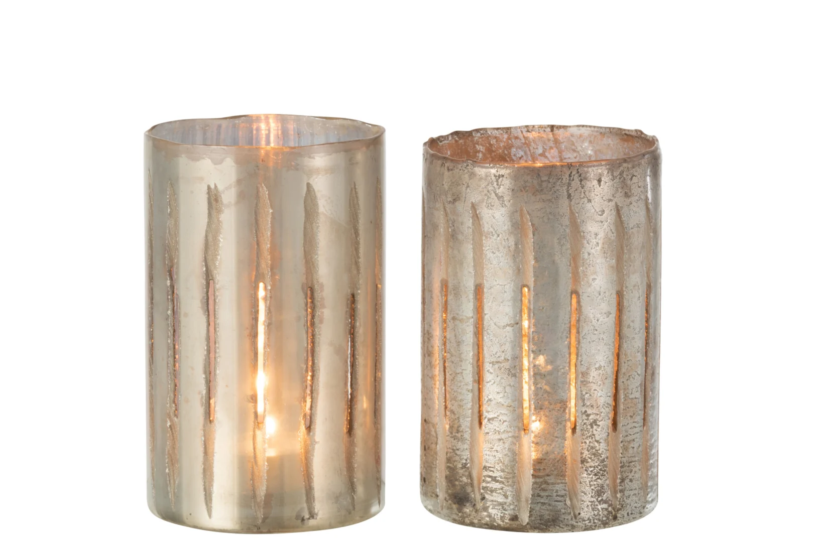 Set van twee grote blauwe glazen Theelichthouder Streep kandelaars met verticale geëtste lijnen, een reflecterende metallic afwerking en lichte textuur, die elk een brandende kaars vasthouden voor een warm, gloeiend licht.