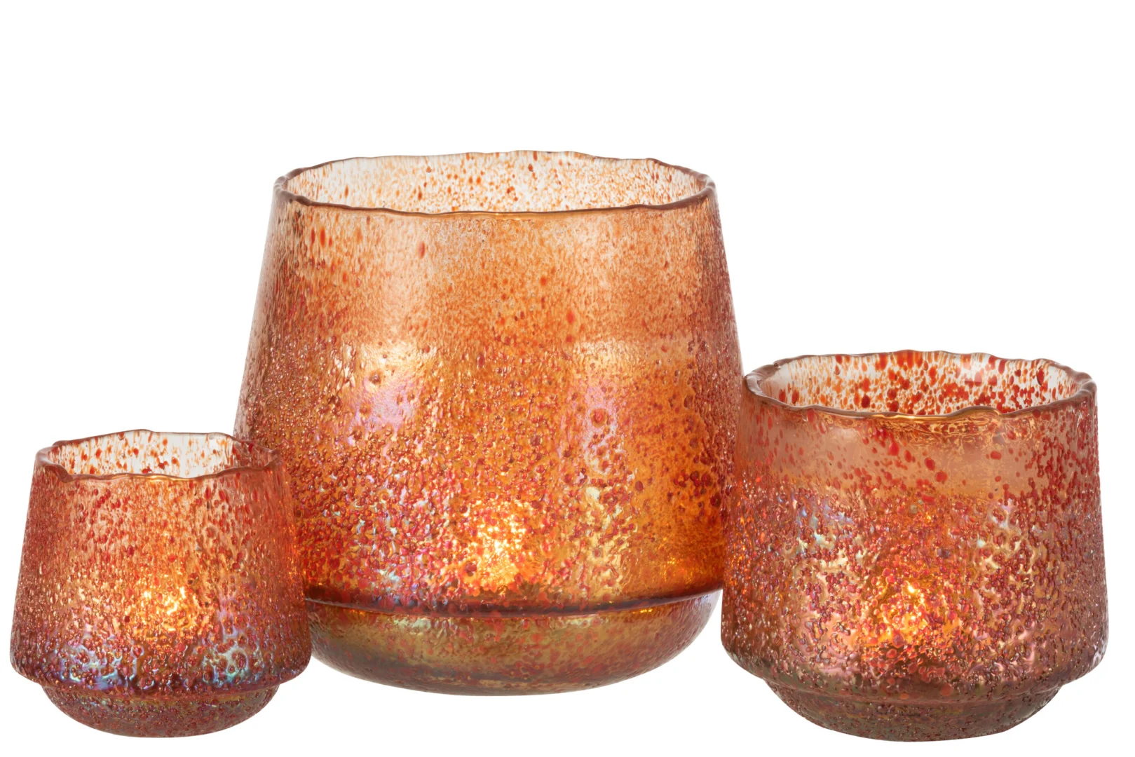 Theelichthouder Stippen Glas Oranje Groot getoond met een brandende kaars erin, met een warme, getextureerde gloed tegen een witte achtergrond.