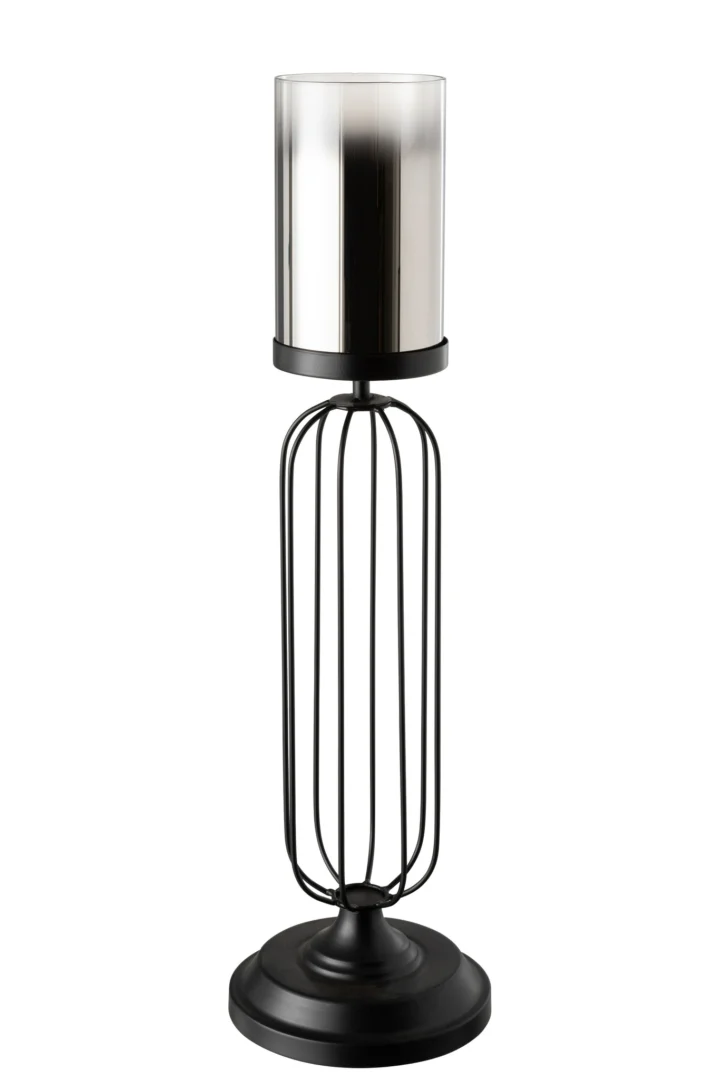 De Kaarsenhouder Orkaan Glas Zwart Groot is een hoge kandelaar van zwart metaal met een ronde voet, een open kooiachtig midden en een cilindervormige glazen orkaankap.