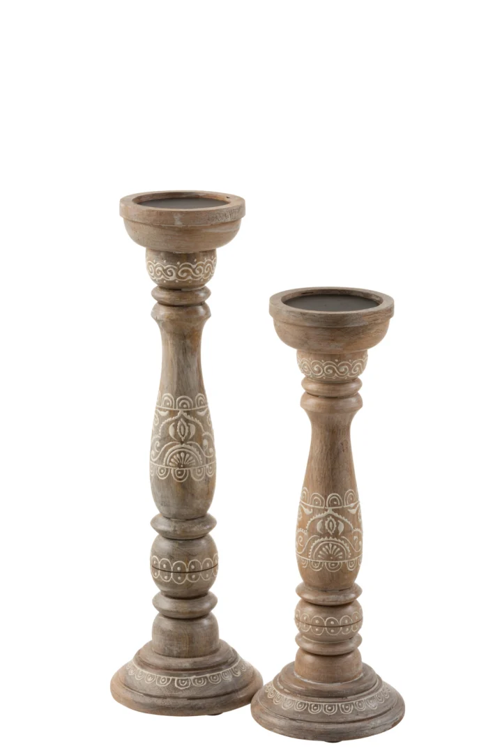 De Kaarsenhouder Amoro Mangohout Wit Medium, een houten kandelaar met uitgesneden decoratieve patronen en een ronde voet, wordt getoond tegen een witte achtergrond.