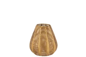 De Kaarsenhouder Gala IJzer Goud Klein is een decoratieve kaarsenhouder van goudkleurig metaal met een ronde druppelvorm en een ingewikkeld uitgesneden patroon van zich herhalende bogen, afgebeeld tegen een witte achtergrond.