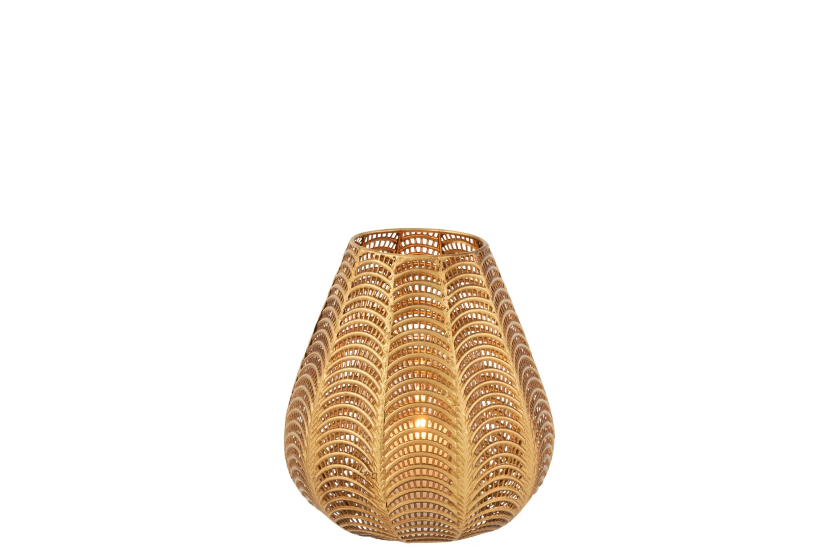 De Kaarsenhouder Gala IJzer Goud Klein is een decoratieve, goudkleurige metalen kandelaar met een ingewikkeld geperforeerd patroon en een afgeronde druppelvorm, afgebeeld op een witte achtergrond.