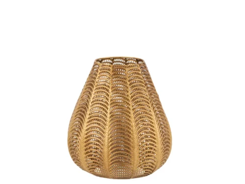 De Kaarsenhouder Gala IJzer Goud Groot is een hoge, goudkleurige ijzeren kandelaar met een ingewikkeld repeterend uitgesneden patroon en een licht afgeronde, taps toelopende vorm.