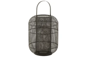De Lantaarn Donny IJzer Zwart is een zwarte cilindervormige lantaarn van metaalgaas met een afgeronde bovenkant en een enkel gebogen handvat aan de bovenkant.