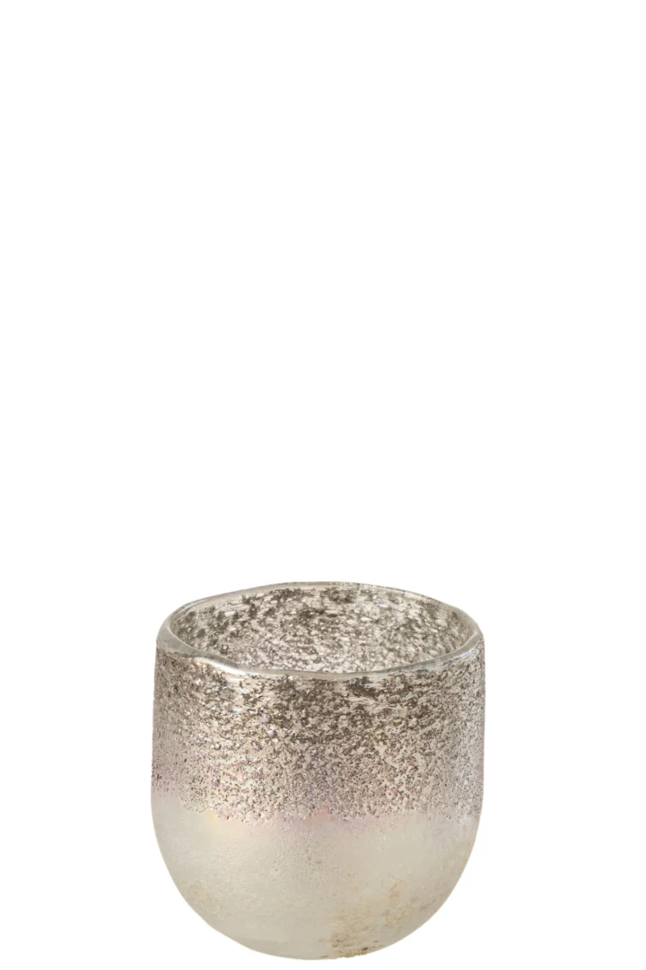 De Orkaan Milano Glas Grijs/Roze Klein is een kleine, ronde glazen vaas met een gestructureerde metallic zilveren afwerking die verloopt van diep zilver aan de bovenkant naar lichtere tinten aan de onderkant, tegen een effen witte achtergrond.