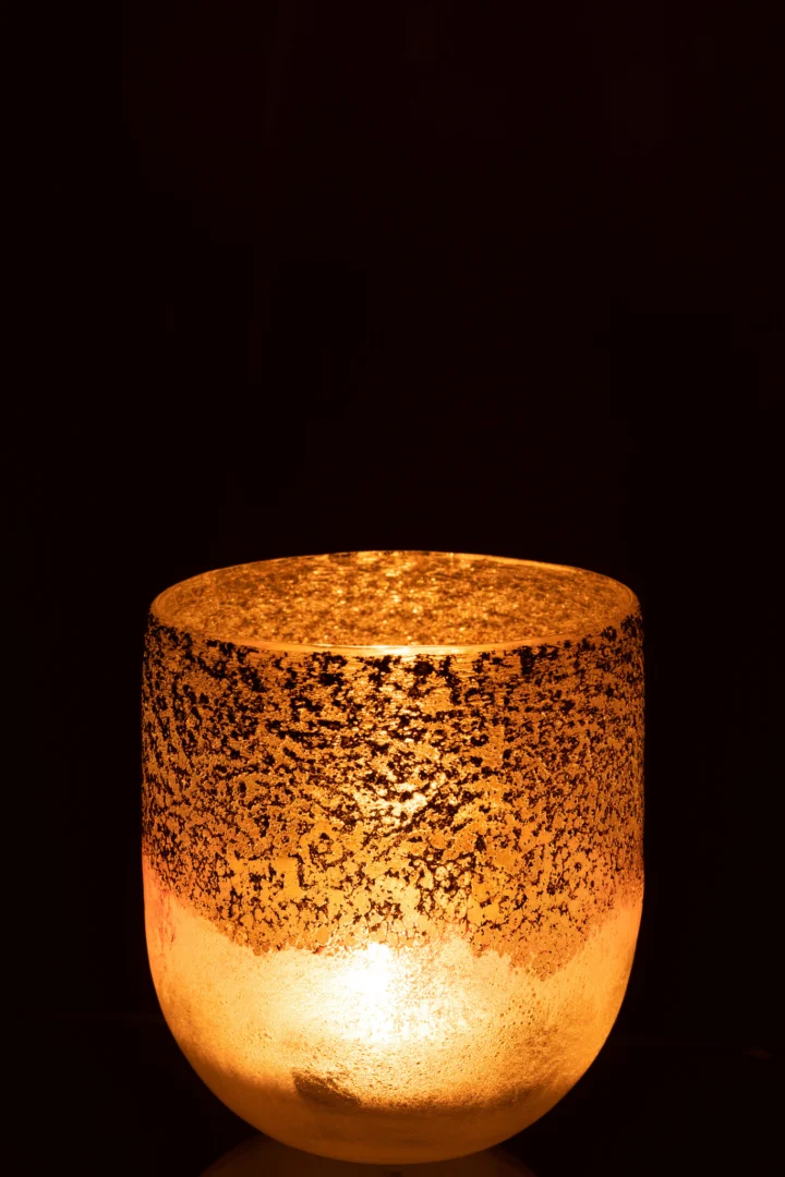 De Kaarsenhouder Orkaan Milano Glas Grijs Roze Groot werpt een warme, zachte gloed uit de getextureerde, goudkleurige glazen houder en verlicht de duisternis met elegant licht.