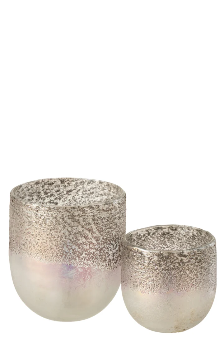 De Kaarsenhouder Orkaan Milano Glas Grijs Roze Groot, een ronde glazen votiefhouder met een metallic zilveren en parelmoerglans afwerking, wordt links getoond naast een kleinere bijpassende houder.