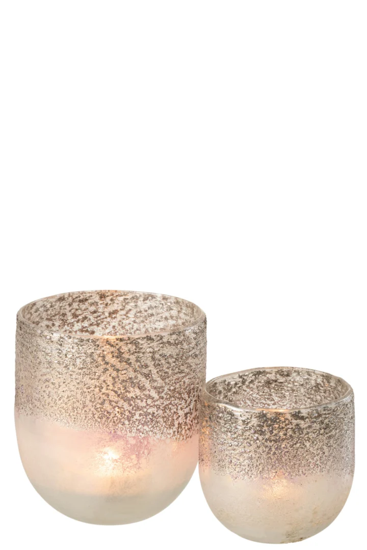 De Kaarsenhouder Orkaan Milano Glas Grijs Roze Groot is een ronde, matglazen kandelaar met een gespikkelde metallic afwerking die een warme, zachte gloed uitstraalt wanneer hij een brandende kaars vasthoudt.