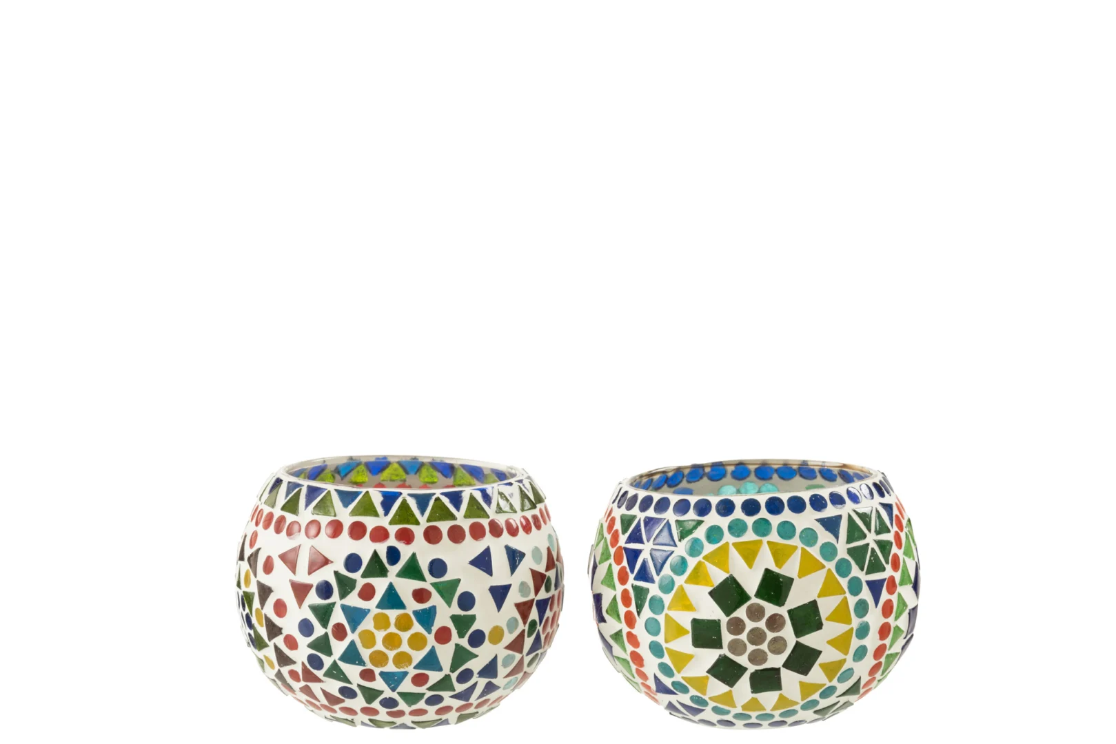 Theelichthouder Eki Mozaïek Glas Mix Medium Set 2: een paar ronde glazen kandelaars met kleurrijke geometrische mozaïekpatronen in rood, blauw, geel en groen, naast elkaar weergegeven op een witte achtergrond.