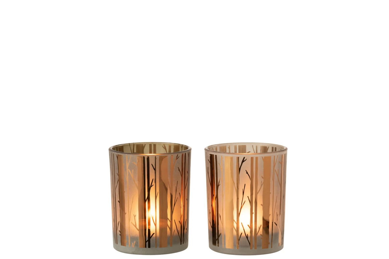 De Kaarsenhouder Orkaan Boom Glas Bruin Medium Set 2 bestaat uit twee glazen kandelaars met een bruin boomtakontwerp, die elk een brandend waxinelichtje vasthouden en een warme, uitnodigende gloed verspreiden.