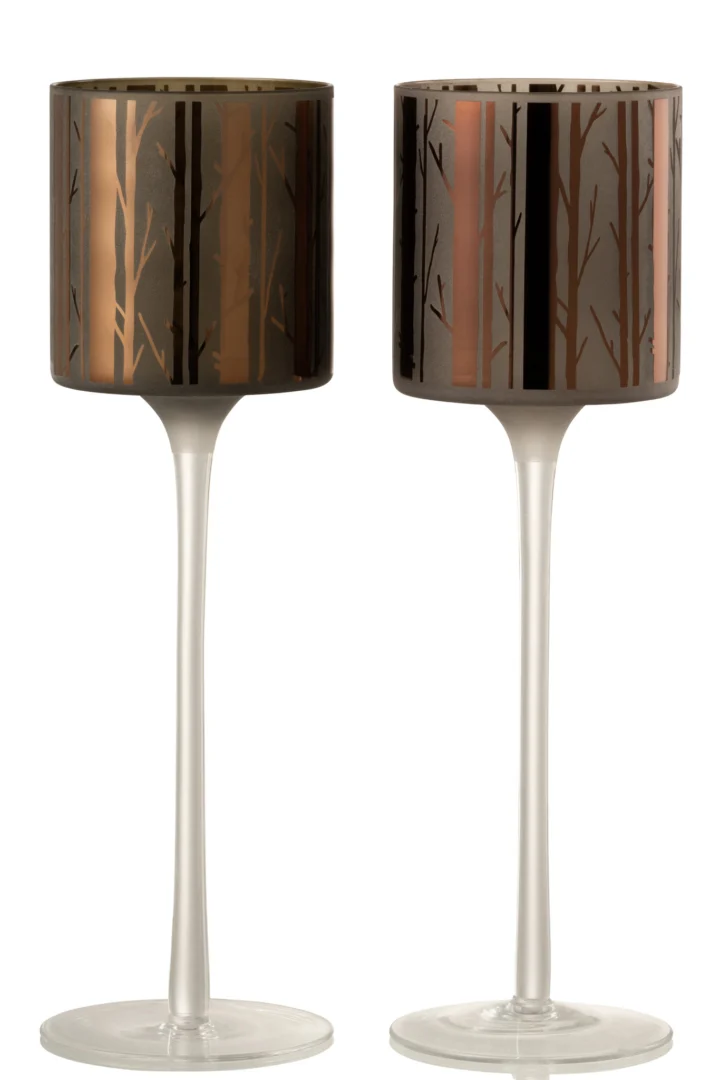 Set van twee hoge, elegante Theelichthouder Op Voet Boom Glas Bruin kandelaars met metallic boomtakmotieven op bruine glazen bovenkanten en slanke onderstellen, naast elkaar tegen een witte achtergrond.