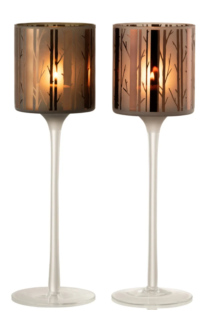 Theelichthouder Op Voet Boom Glas Bruin Groot Set 2: Set van twee hoge kandelaars met witte stelen en bruine glazen deksels met een boomtakkenpatroon. Elke houder werpt een warme gloed door het glas met patroon.