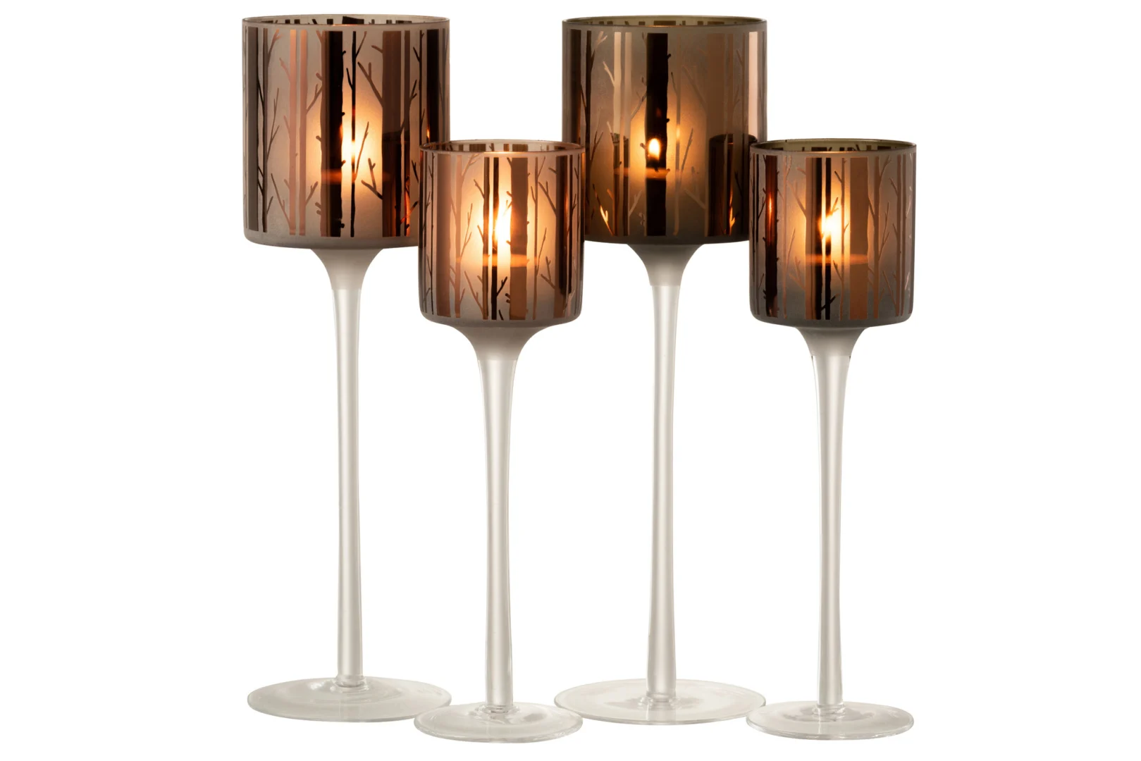 De Theelichthouder Op Voet Boom Glas Bruin Groot Set 2 bestaat uit twee hoge glazen kandelaars met bruine kopjes en boomtakmotieven, elk op een witte voet.