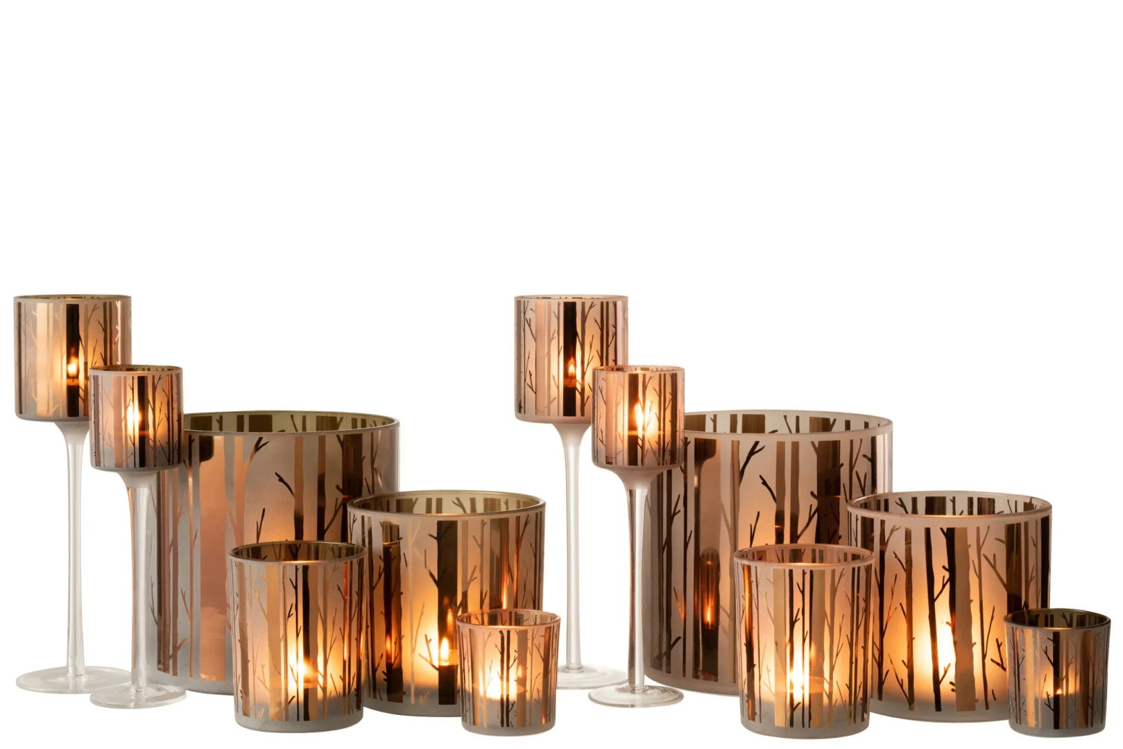 Theelichthouder Op Voet Boom Glas Bruin Groot Set 2: een paar glazen kandelaars met boomtakmotieven op bruine voet, weergegeven op verschillende hoogtes tegen een witte achtergrond.